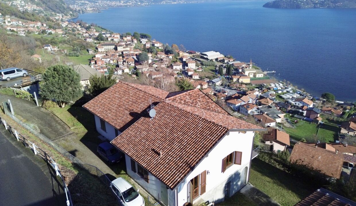 Detached Villa with Garden and Lake View Pianello del Lario