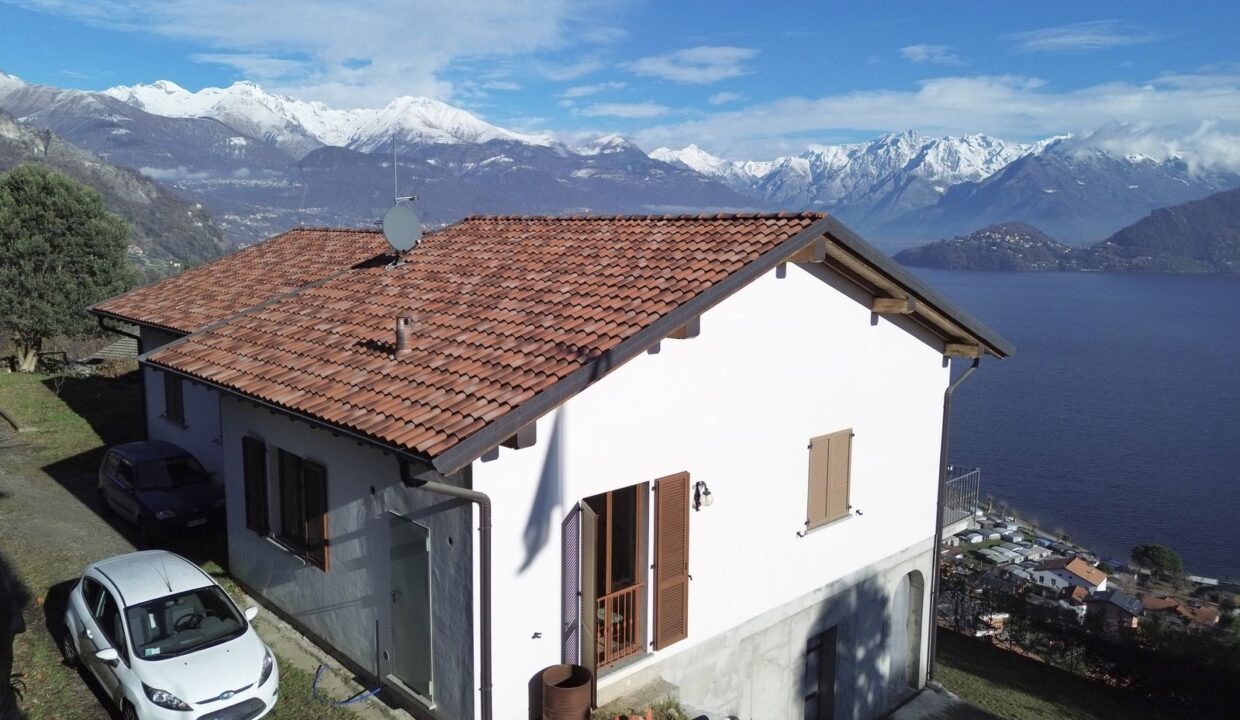 Detached Villa with Garden and Lake View Pianello del Lario