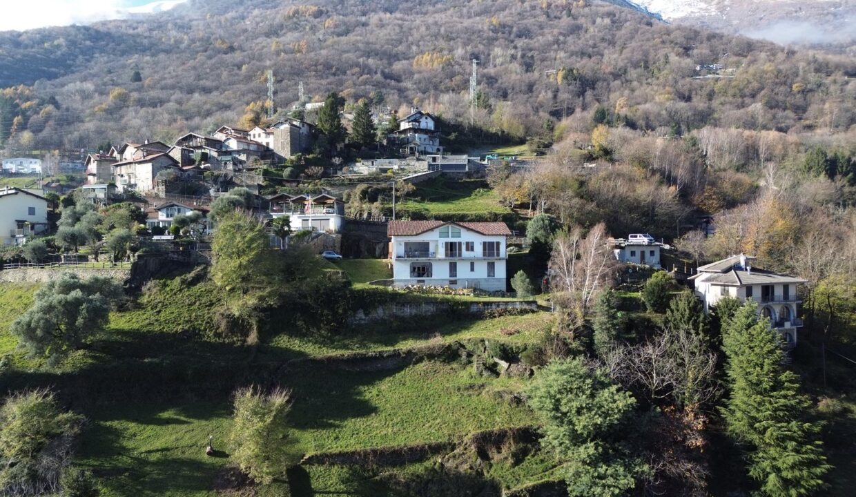 Detached Villa with Garden and Lake View Pianello del Lario