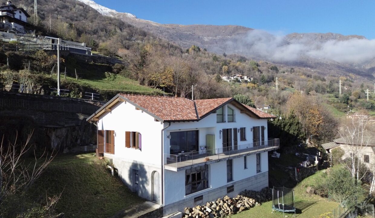 Detached Villa with Garden and Lake View Pianello del Lario