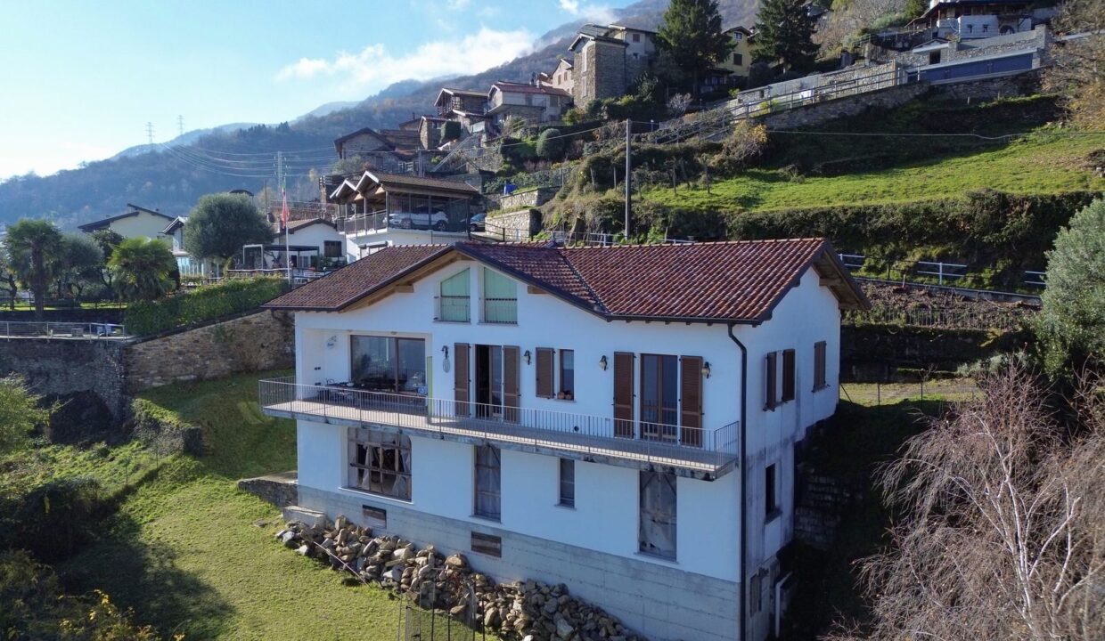 Detached Villa with Garden and Lake View Pianello del Lario