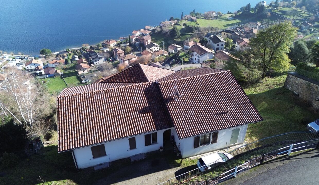 Detached Villa with Garden and Lake View Pianello del Lario