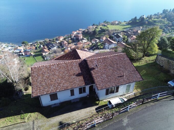 Detached Villa with Garden and Lake View Pianello del Lario