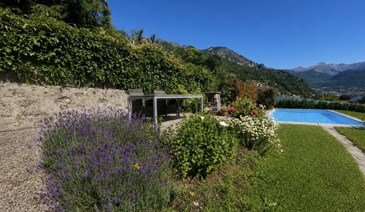 Lake Como Detached Villa Pianello del Lario with Pool