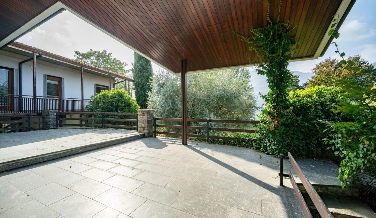 Villa Front Lake Como with Land Abbadia Lariana terrace