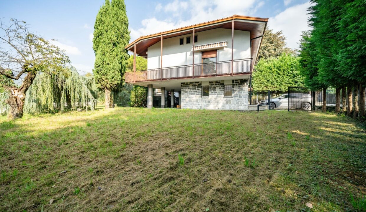 Villa Front Lake Como with Land Abbadia Lariana