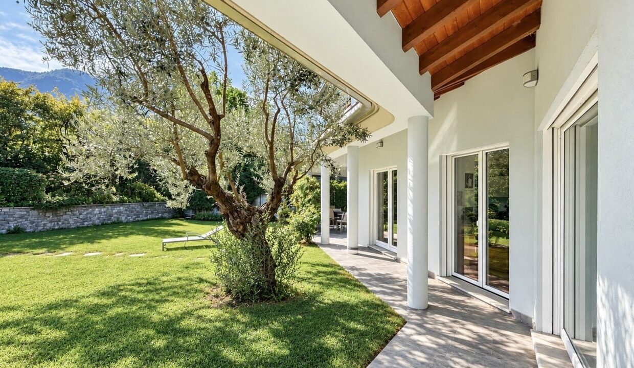 Lake Como Modern Villa with Garden Dongo