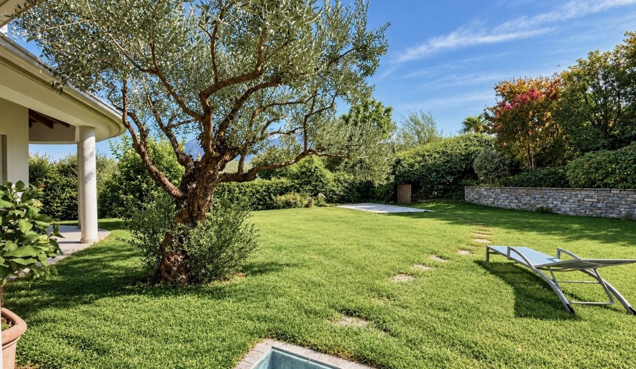 Lake Como Modern Villa with Garden Dongo
