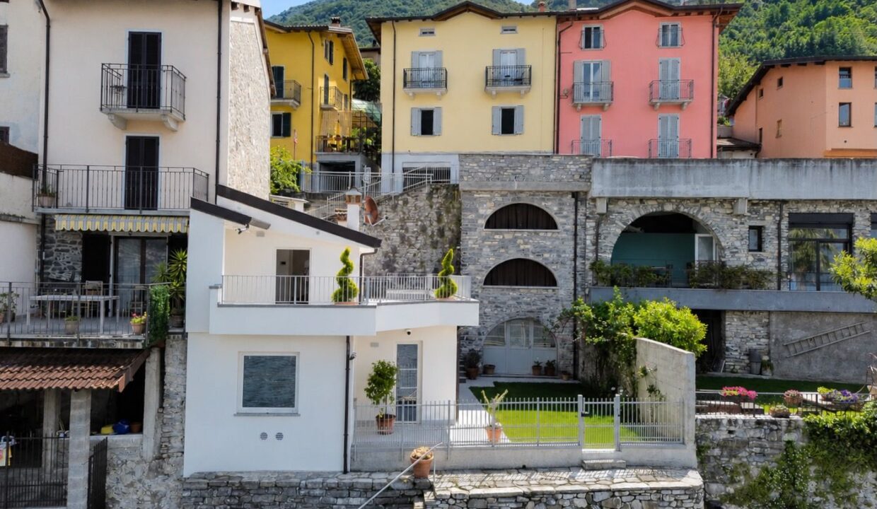 Front Lake Como House with Garden