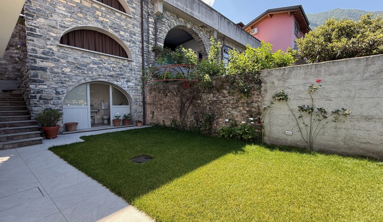 Front Lake Como House with Garden