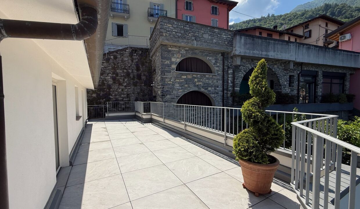 Front Lake Como House with Garden