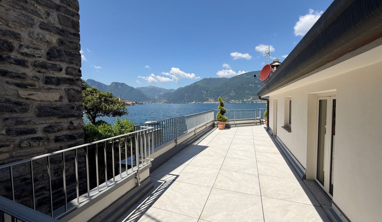 Front Lake Como House with Garden