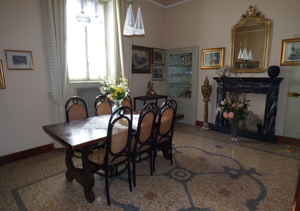 Faggeto Lario Villa with fireplace