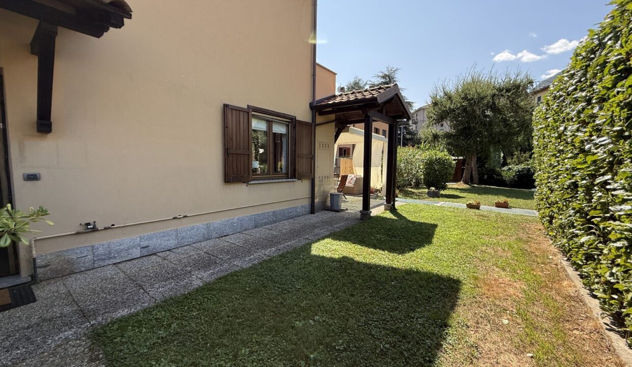 Lake Como Gravedona ed Uniti House with Garden and Garage