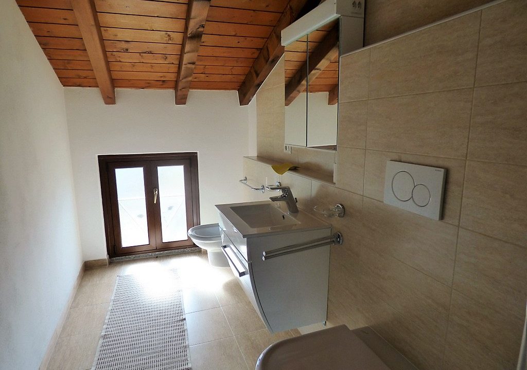 Bathroom in the attic floor - San Siro House with garden and lake view