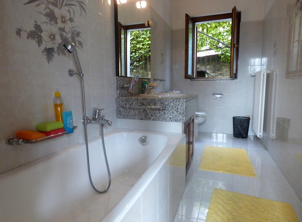 Lake Como San Siro House - bathroom with bath